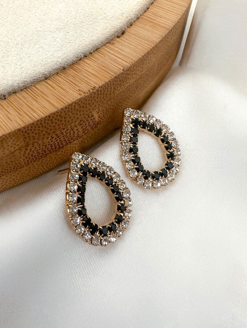 Brinco Folheado a Ouro 18K Argola Gota Com Micro Zircônias.