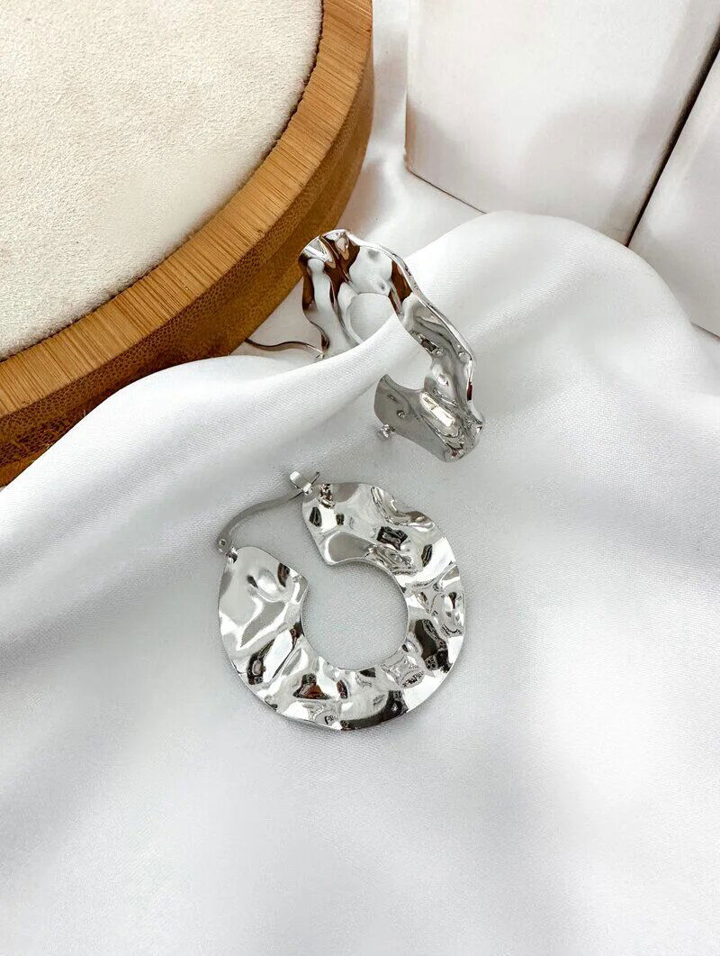 brinco folheado a ouro 18k argola martelada