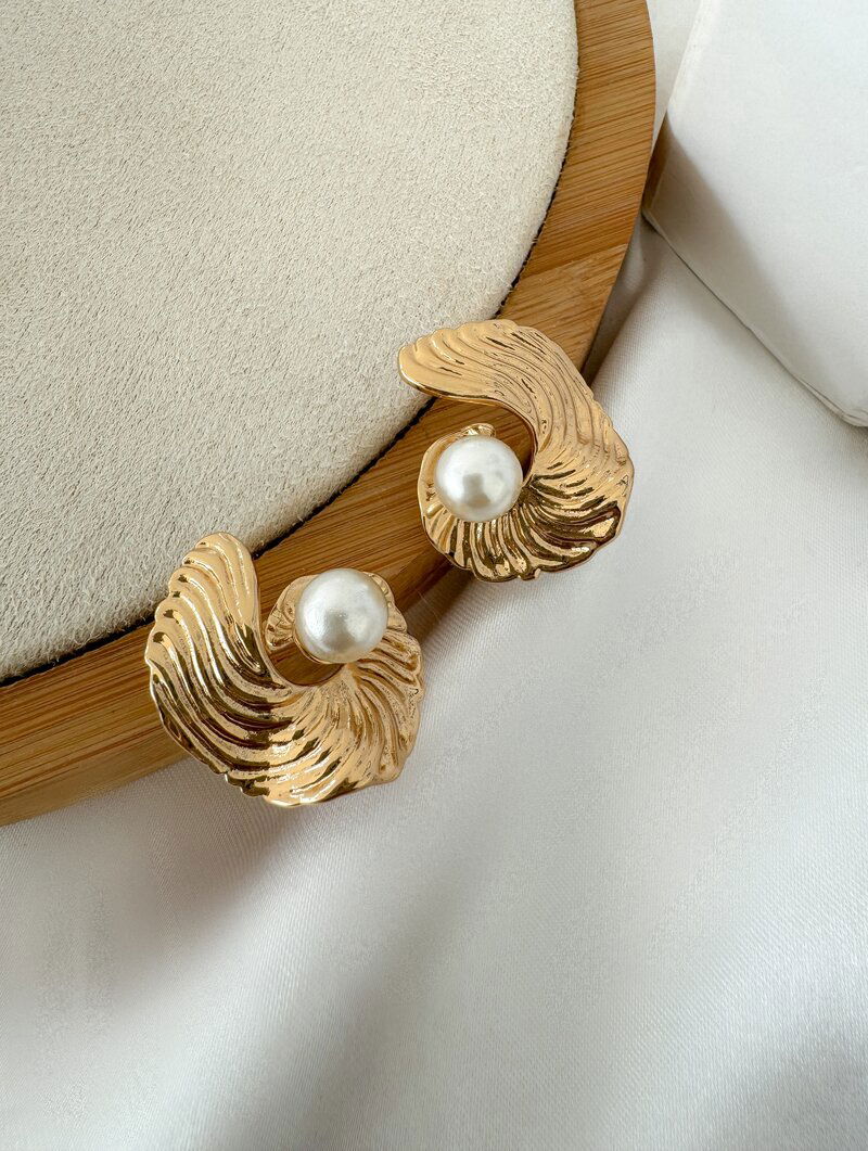 Brinco Folheado a Ouro 18k Argola Orgânica com Pérola