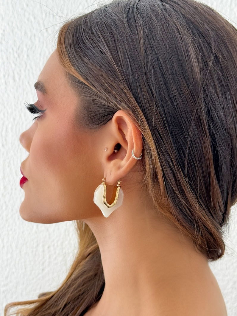 Brinco Folheado a Ouro 18k Argola Orgânica Resinada