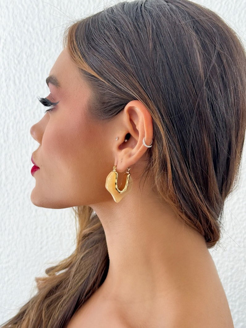 Brinco Folheado a Ouro 18k Argola Orgânica Resinada