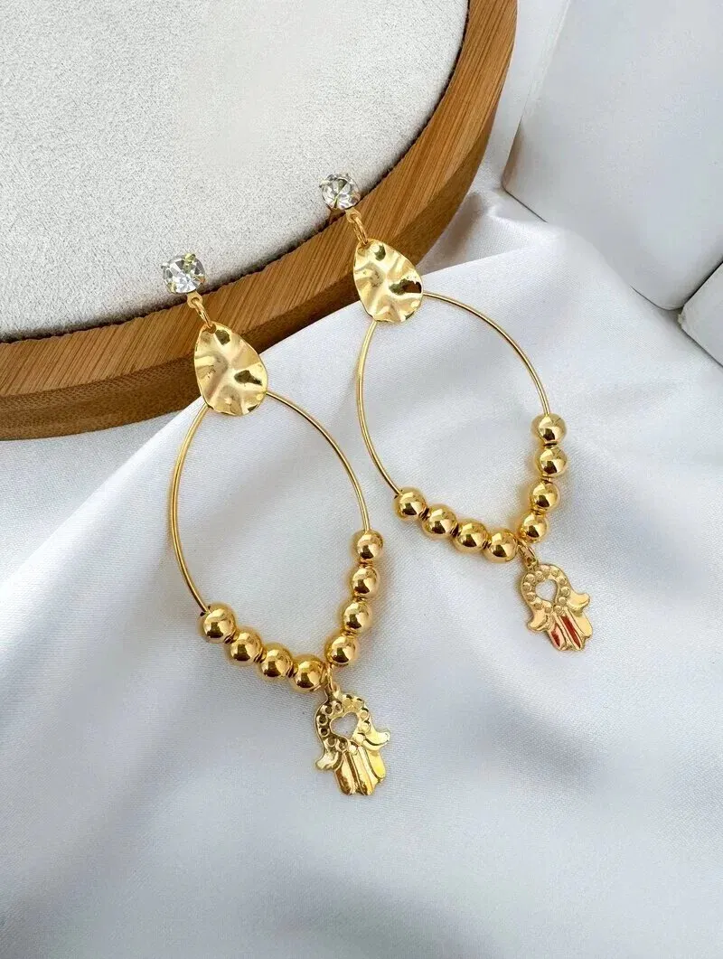 Brinco Folheado a Ouro 18k Argola Oval com Ponteira Martelada e Mão de Hansa