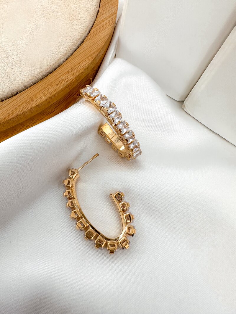 Brinco Folheado a Ouro 18K Argola Oval Pedraria Zirconia