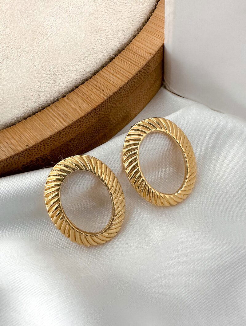 Brinco Folheado a Ouro 18k Argola Oval Trabalhada