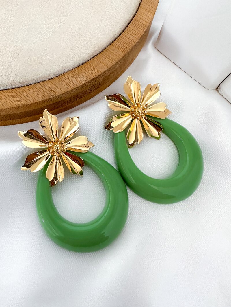 Brinco Folheado a Ouro 18K Argola Resinada com Ponteira Flor