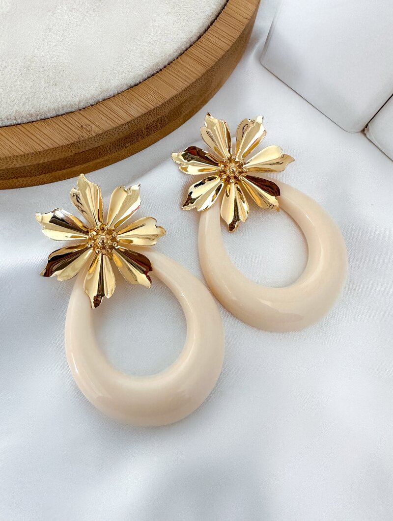 Brinco Folheado a Ouro 18K Argola Resinada com Ponteira Flor