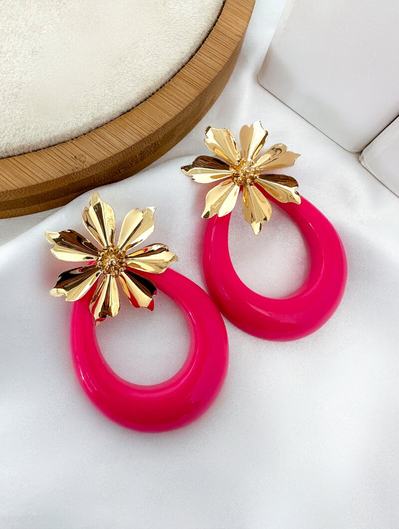 Brinco Folheado a Ouro 18K Argola Resinada com Ponteira Flor