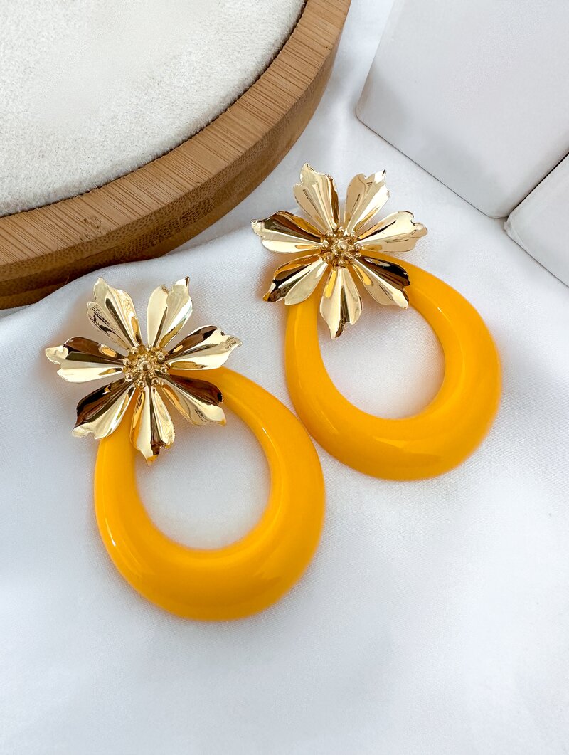 Brinco Folheado a Ouro 18K Argola Resinada com Ponteira Flor