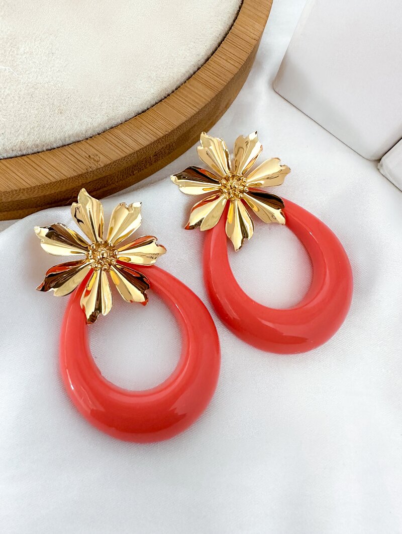 Brinco Folheado a Ouro 18K Argola Resinada com Ponteira Flor
