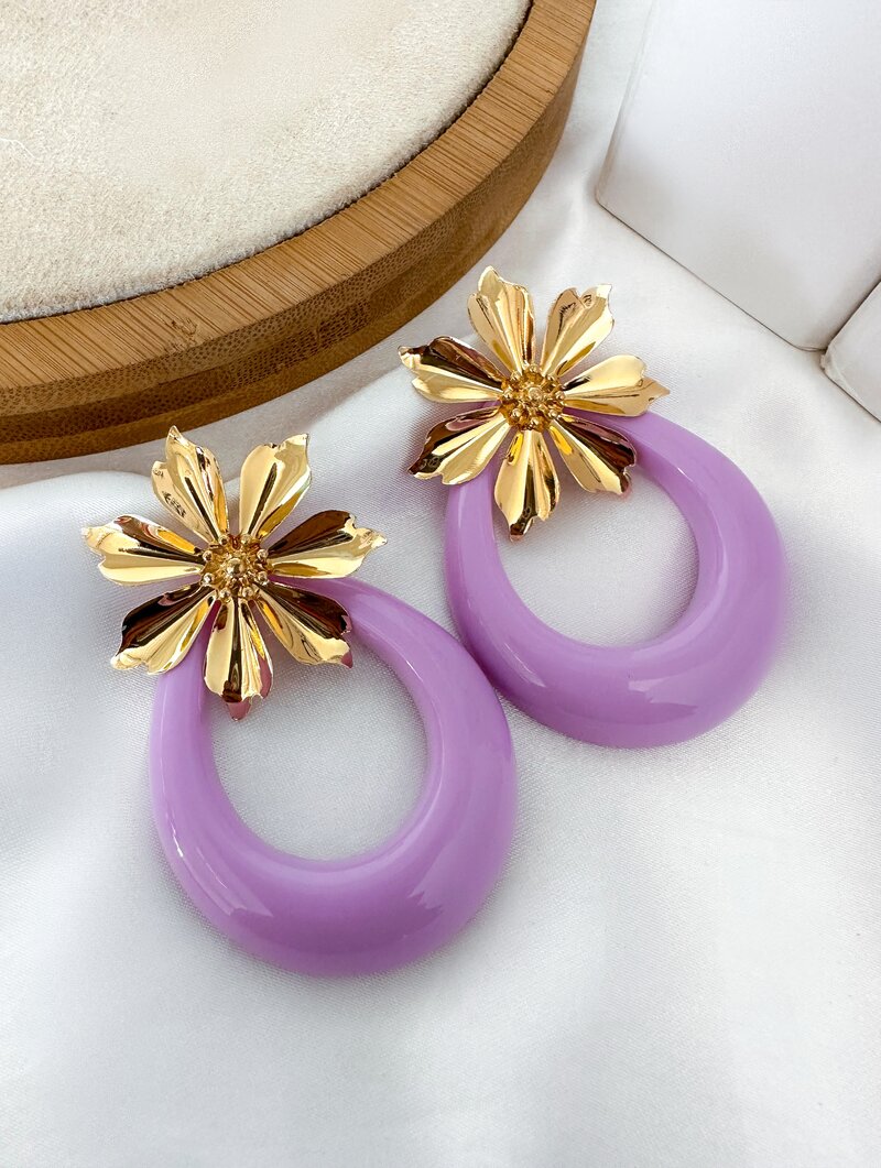 Brinco Folheado a Ouro 18K Argola Resinada com Ponteira Flor