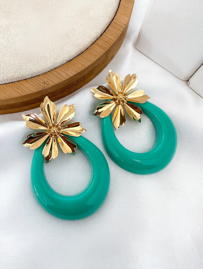 Brinco Folheado a Ouro 18K Argola Resinada com Ponteira Flor
