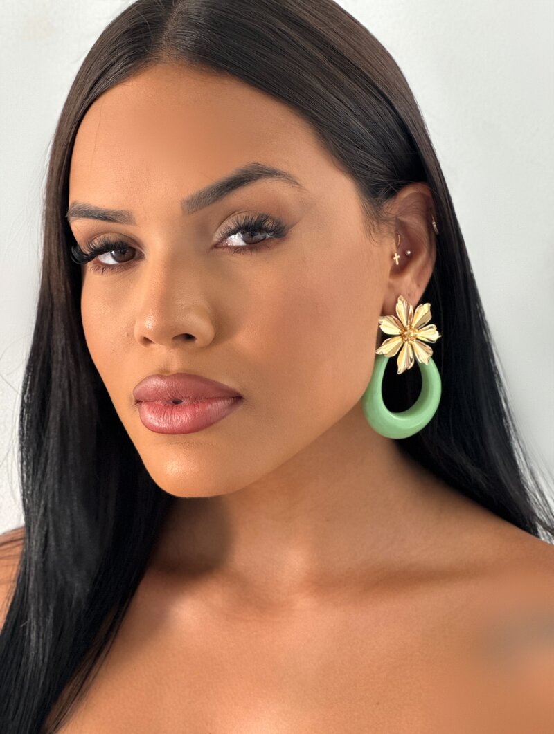 Brinco Folheado a Ouro 18K Argola Resinada com Ponteira Flor