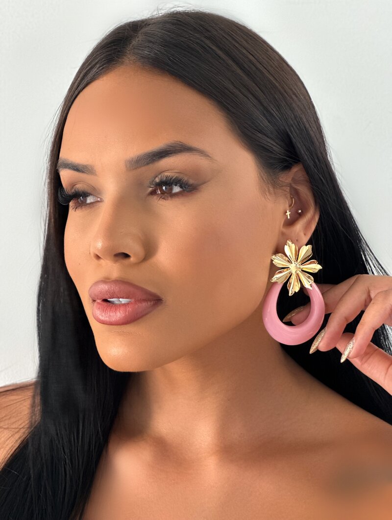 Brinco Folheado a Ouro 18K Argola Resinada com Ponteira Flor