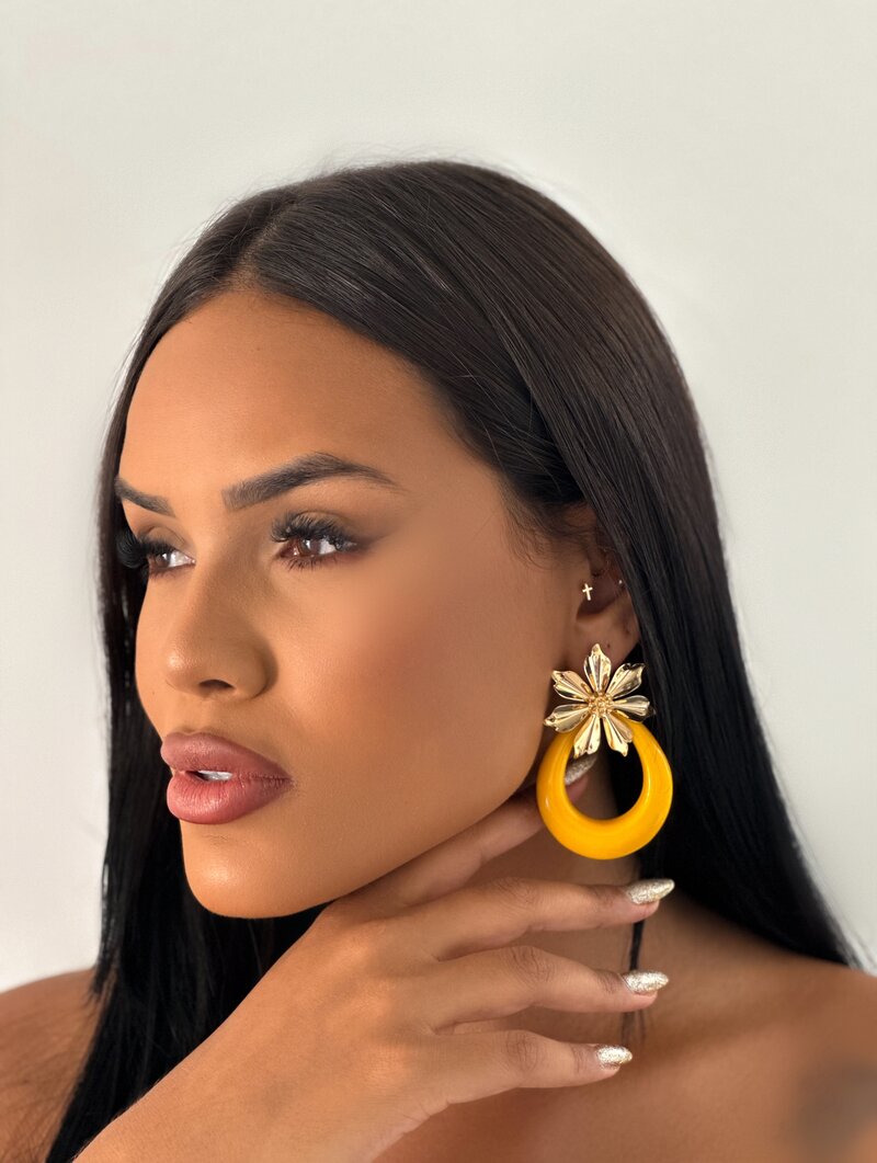 Brinco Folheado a Ouro 18K Argola Resinada com Ponteira Flor