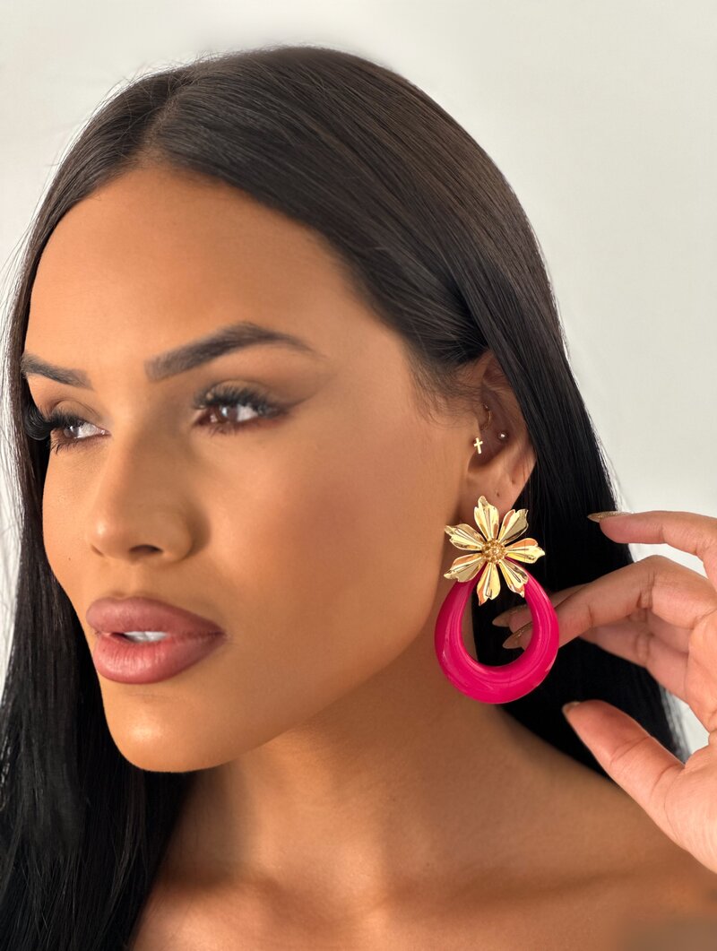 Brinco Folheado a Ouro 18K Argola Resinada com Ponteira Flor