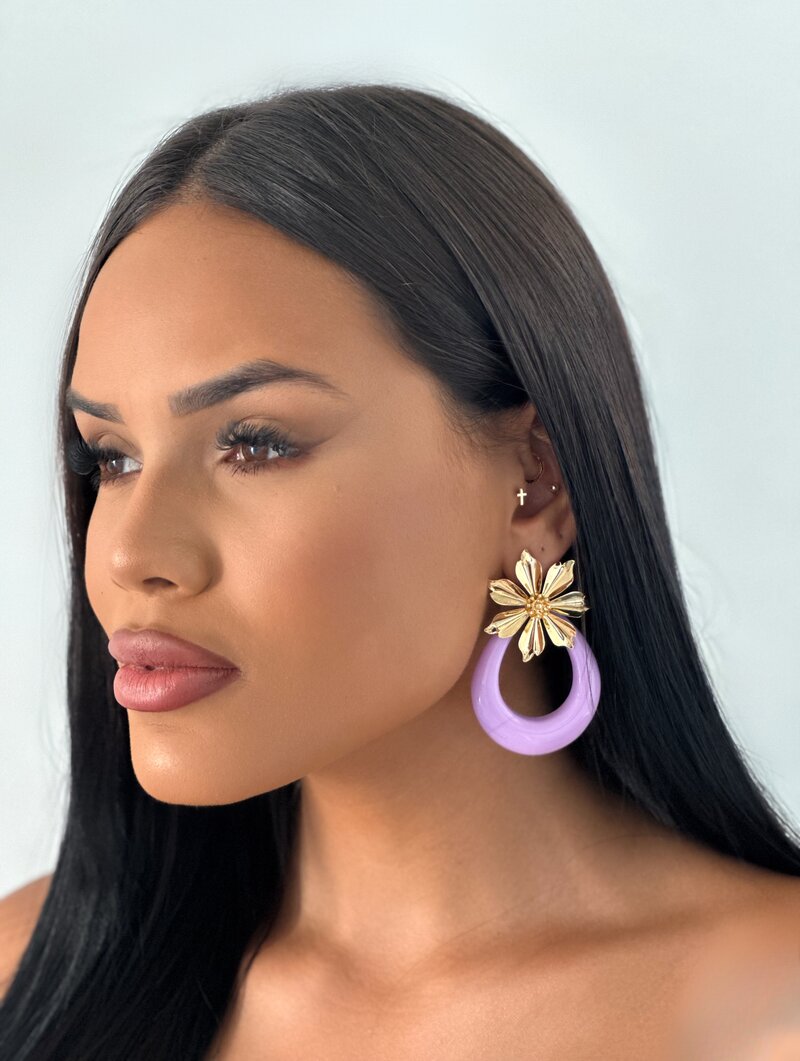 Brinco Folheado a Ouro 18K Argola Resinada com Ponteira Flor