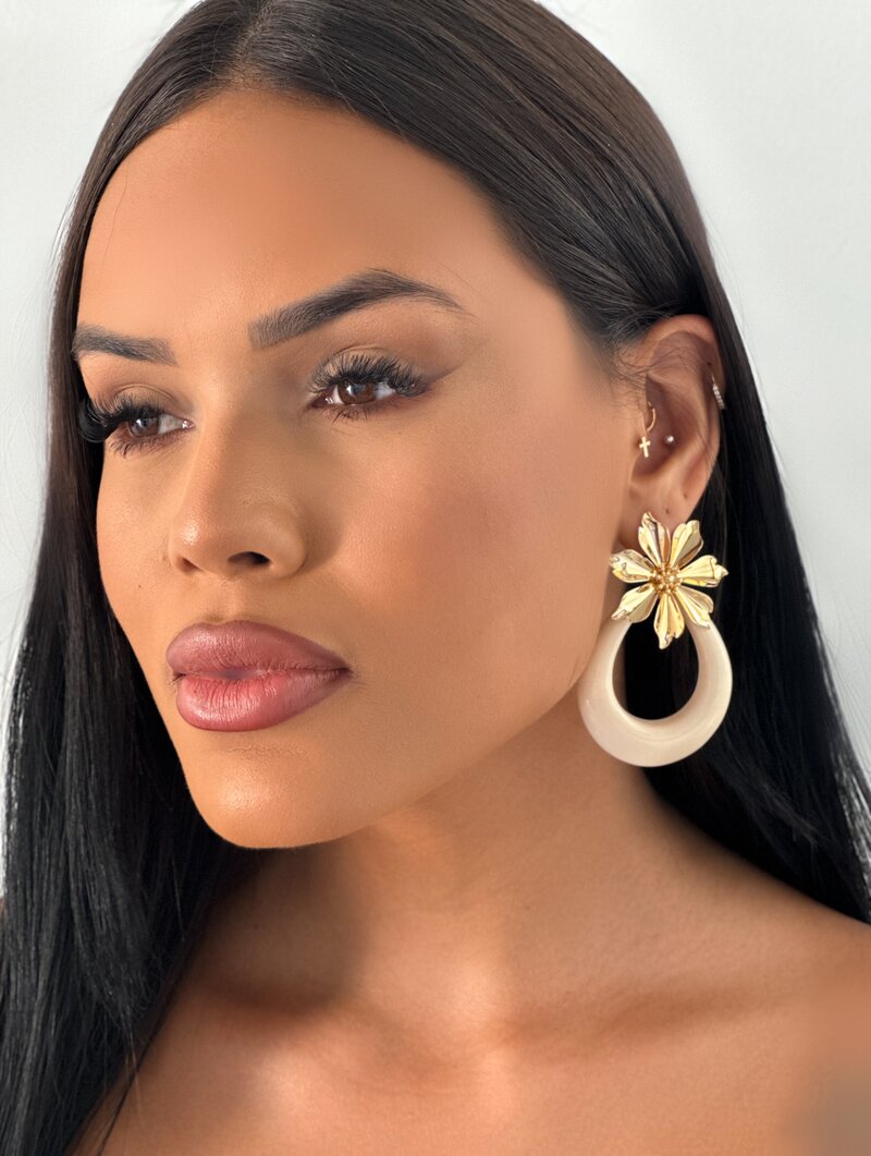 Brinco Folheado a Ouro 18K Argola Resinada com Ponteira Flor