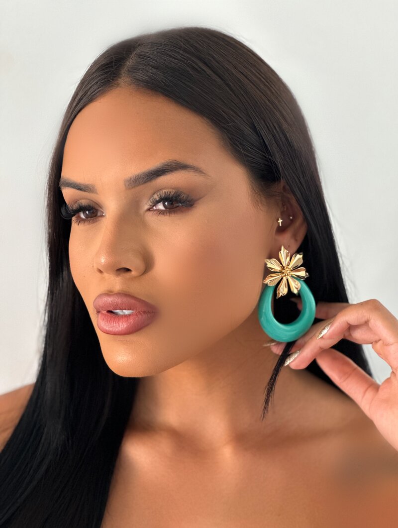 Brinco Folheado a Ouro 18K Argola Resinada com Ponteira Flor