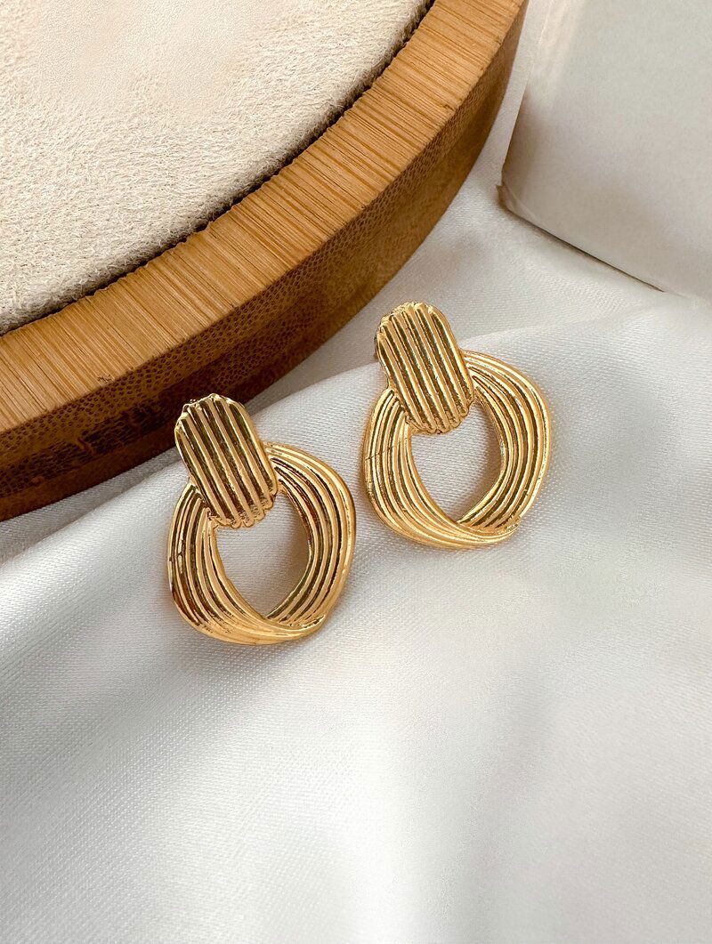 Brinco Folheado a Ouro 18k Argola Vazada com Ponteira