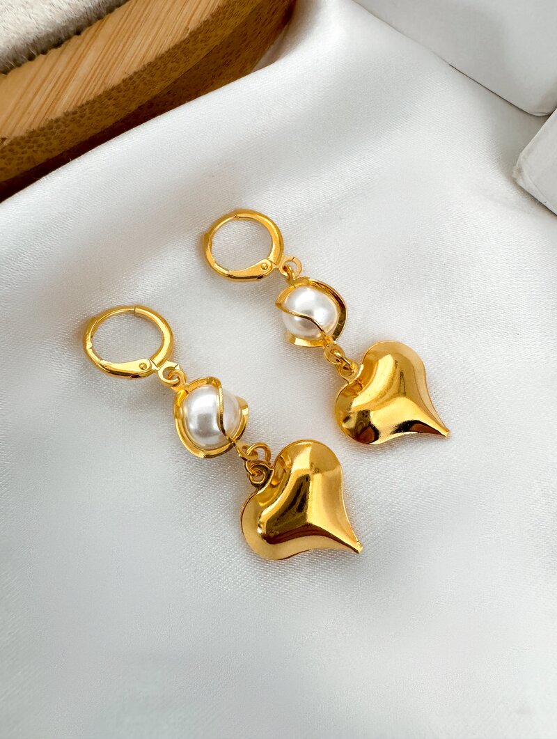 Brinco Folheado a Ouro 18k Argolinha com Pérola e Coração