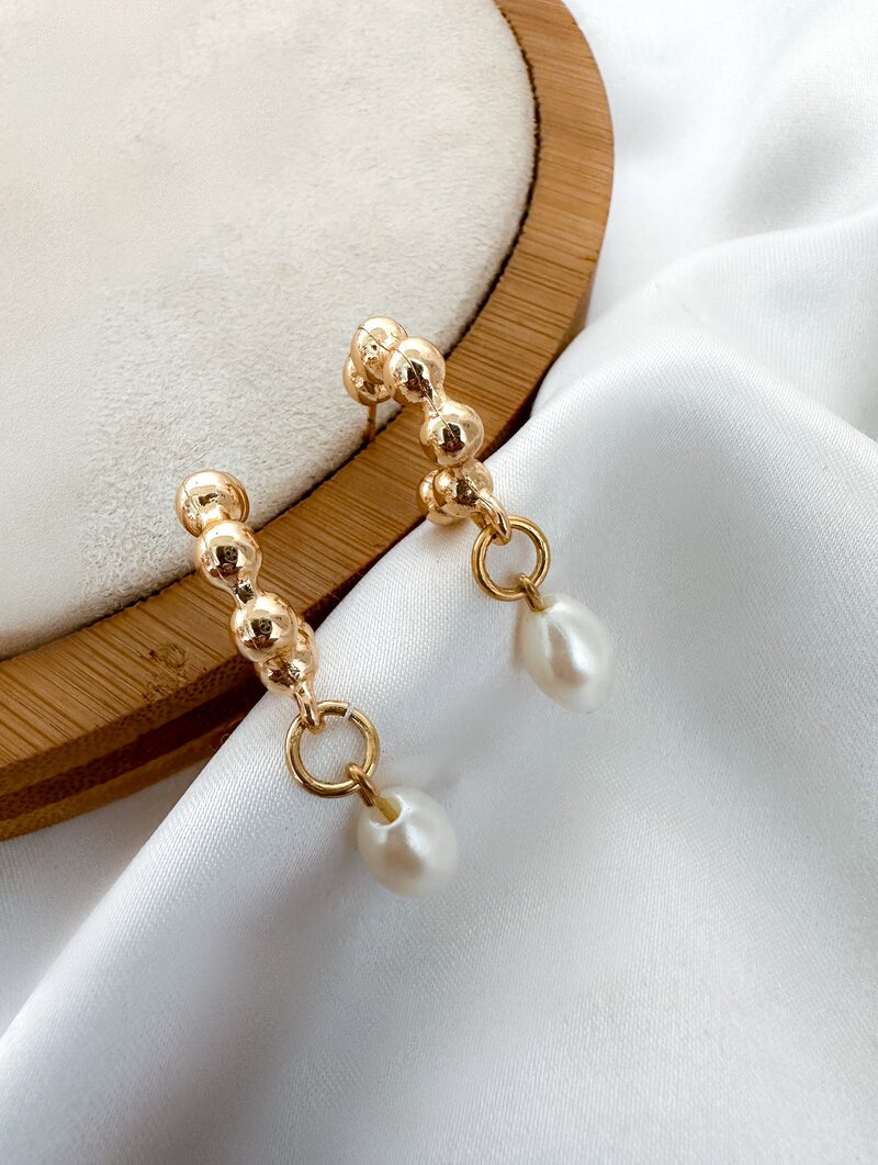 Brinco Folheado a Ouro 18k Argolinha de Esfera com Pérola