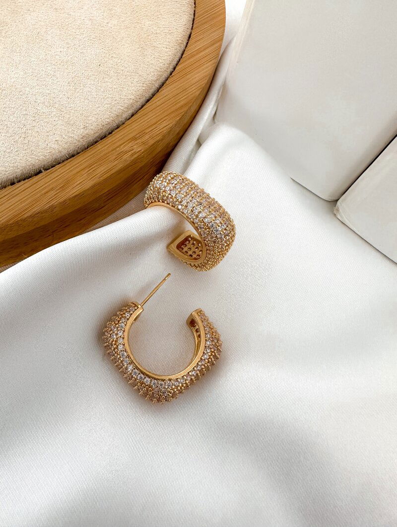 Brinco Folheado a Ouro 18K Argolinha Geometrica Cravejada