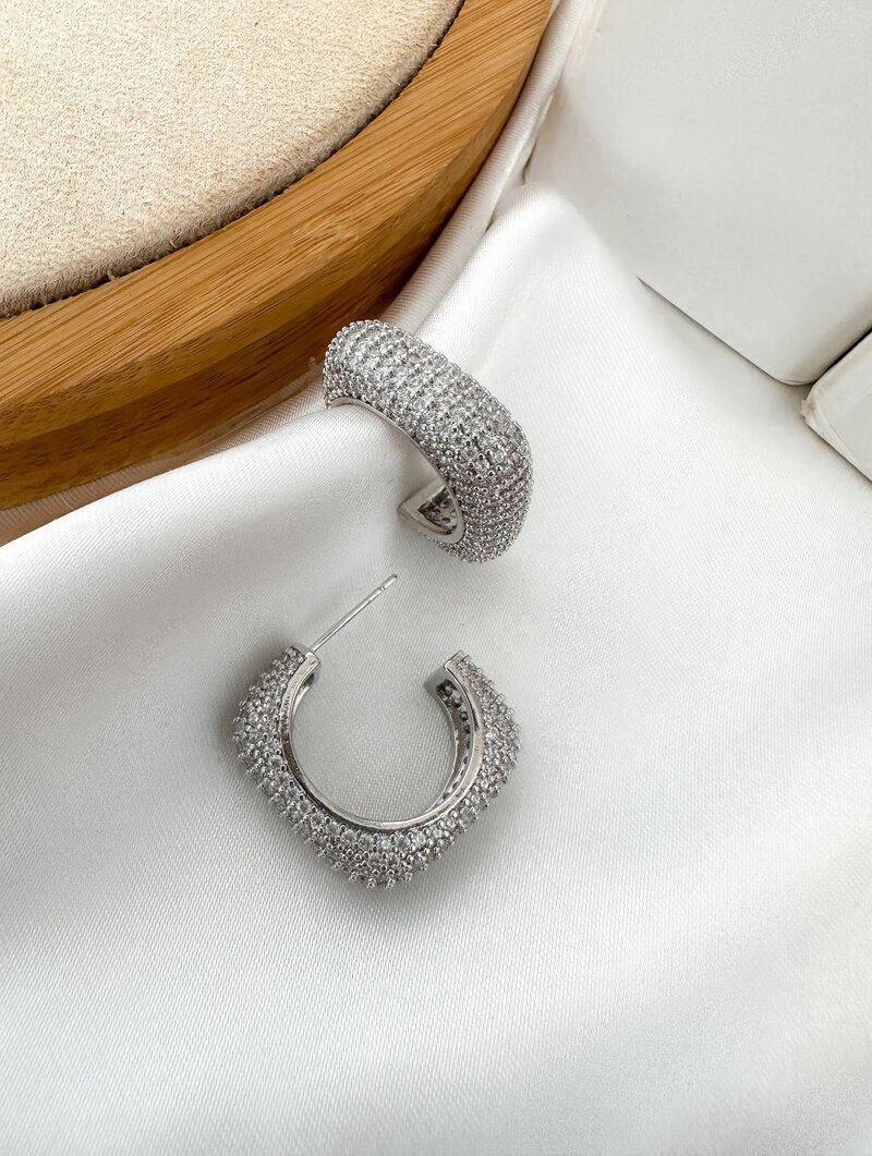 Brinco Folheado a Ouro 18K Argolinha Geometrica Cravejada