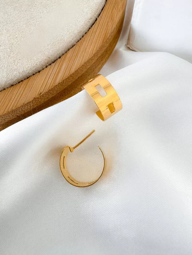 Brinco Folheado a Ouro 18k Argolinha Lisa com Detalhe Vazado