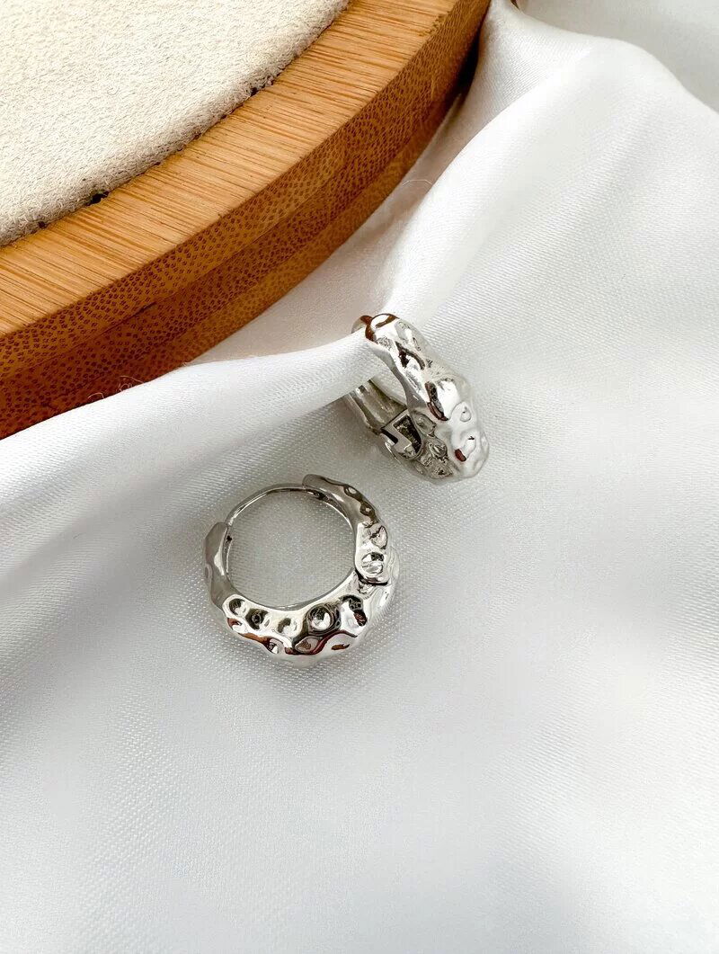 Brinco folheado a ouro 18k argolinha martelada M