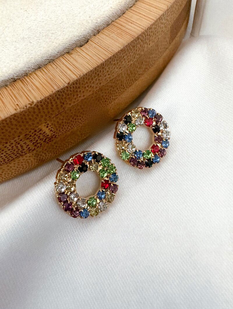 Brinco Folheado a Ouro 18K Argolinha Minimalista Cravejada com Micro Zircônias.
