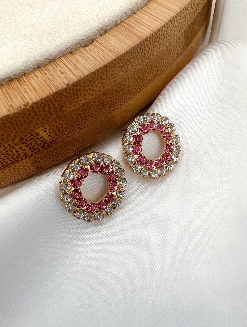 Brinco Folheado a Ouro 18K Argolinha Minimalista Cravejada com Micro Zircônias.
