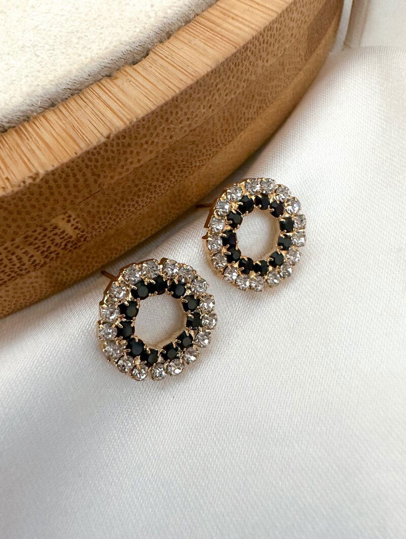 Brinco Folheado a Ouro 18K Argolinha Minimalista Cravejada com Micro Zircônias.