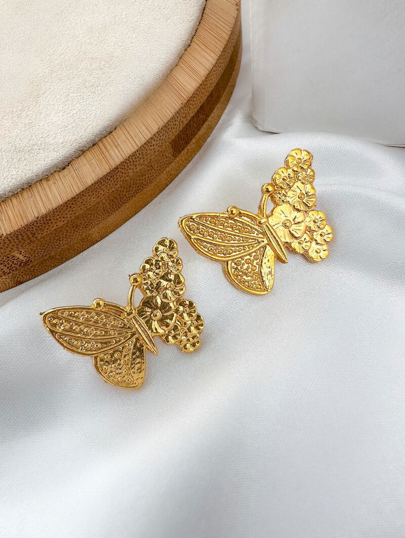 Brinco Folheado a Ouro 18k Borboleta com Flor