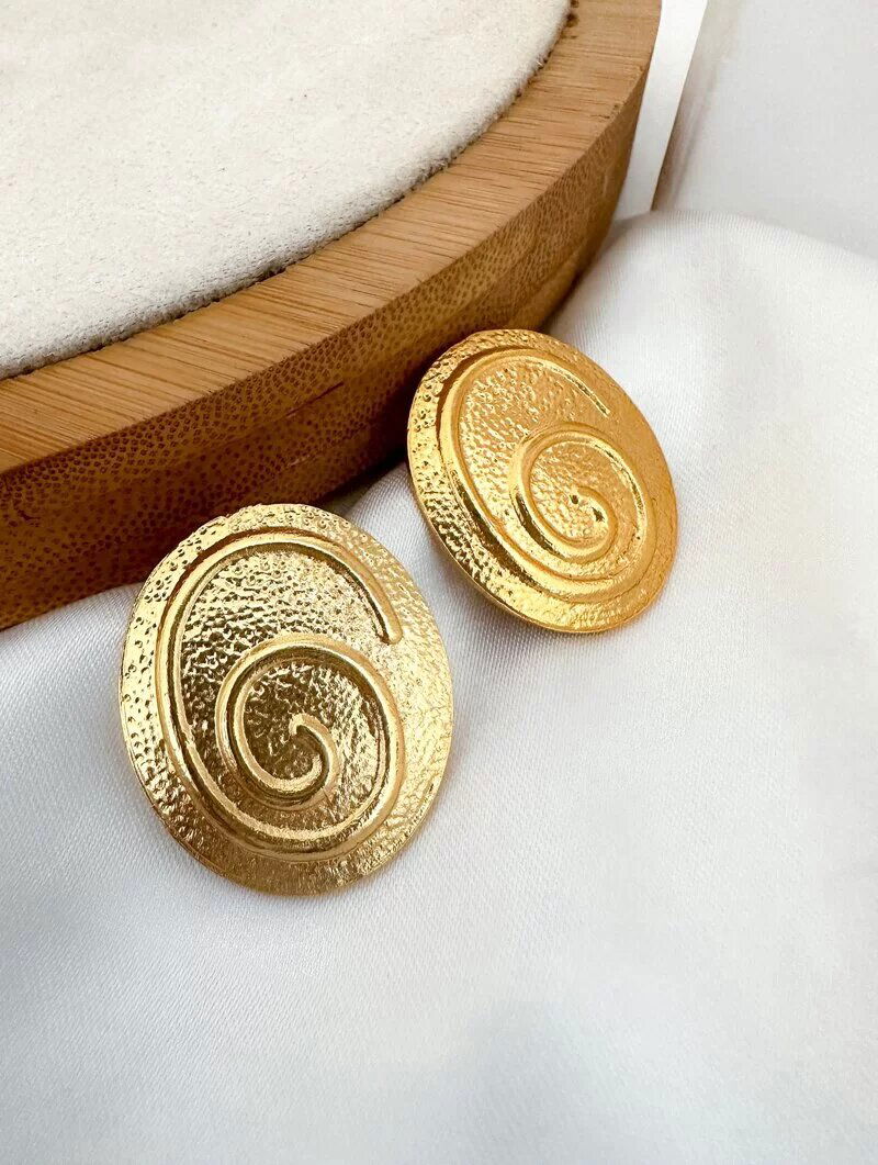 Brinco Folheado a Ouro 18K Botton Espiral Martelado.