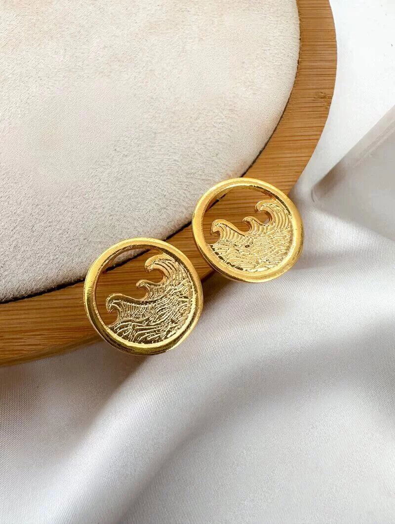 Brinco Folheado a Ouro 18K Botton Inspiração Mar.