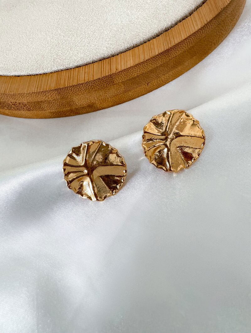 Brinco Folheado a Ouro 18k Botton Martelado