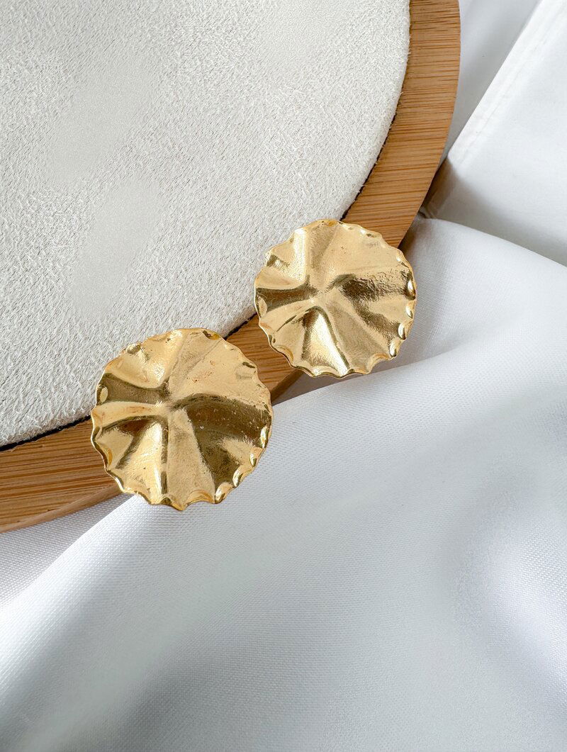 Brinco Folheado a Ouro 18k Botton Martelado