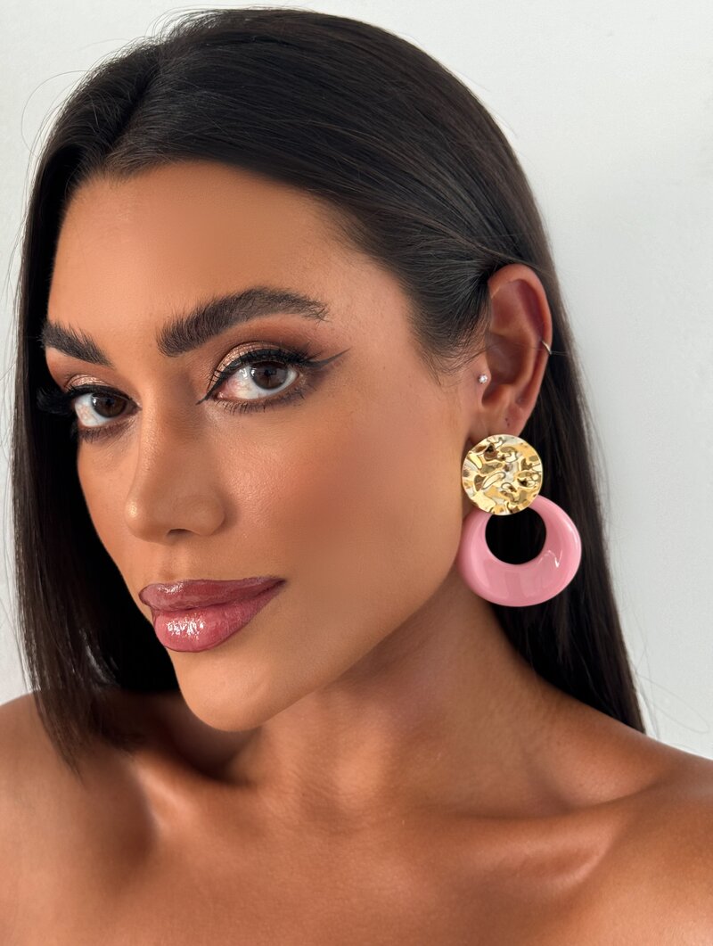 Brinco Folheado a Ouro 18k Botton Martelado com Argola de Acrílico