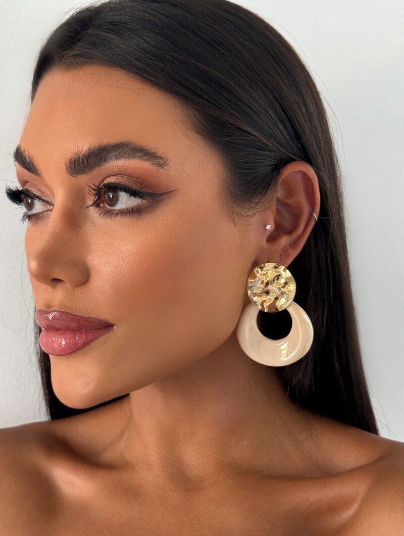 Brinco Folheado a Ouro 18k Botton Martelado com Argola de Acrílico