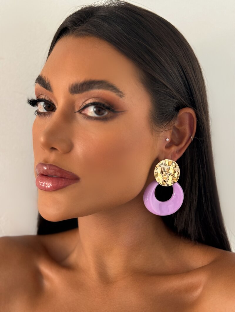 Brinco Folheado a Ouro 18k Botton Martelado com Argola de Acrílico