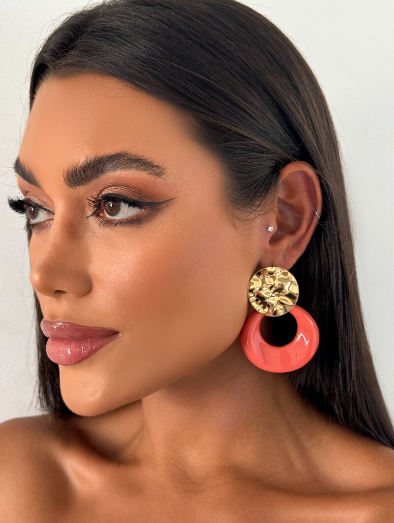 Brinco Folheado a Ouro 18k Botton Martelado com Argola de Acrílico