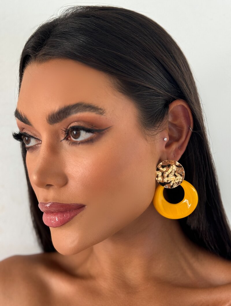 Brinco Folheado a Ouro 18k Botton Martelado com Argola de Acrílico