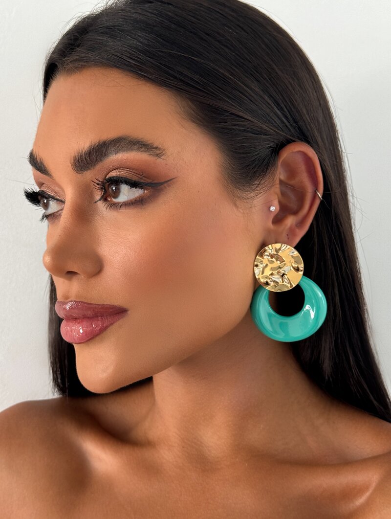 Brinco Folheado a Ouro 18k Botton Martelado com Argola de Acrílico