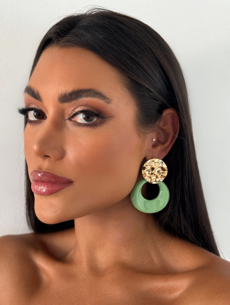 Brinco Folheado a Ouro 18k Botton Martelado com Argola de Acrílico