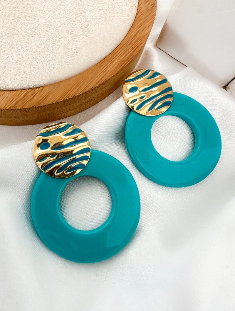Brinco Folheado a Ouro 18k Botton Martelado com Argola Lisa