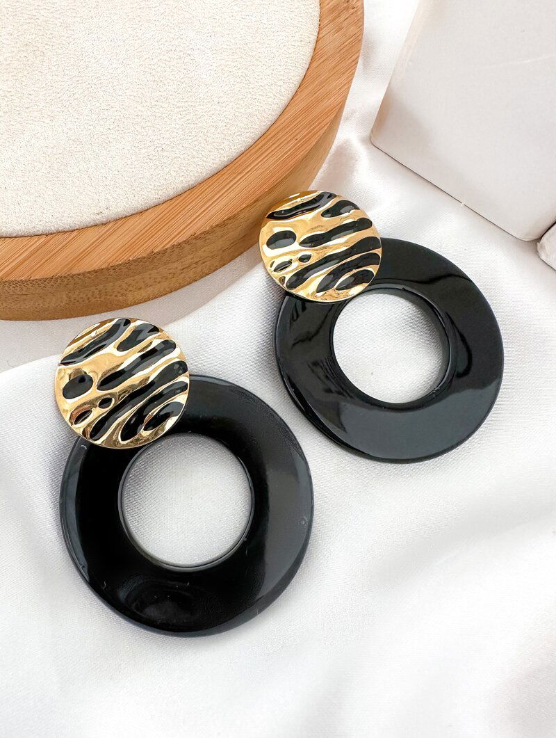 Brinco Folheado a Ouro 18k Botton Martelado com Argola Lisa