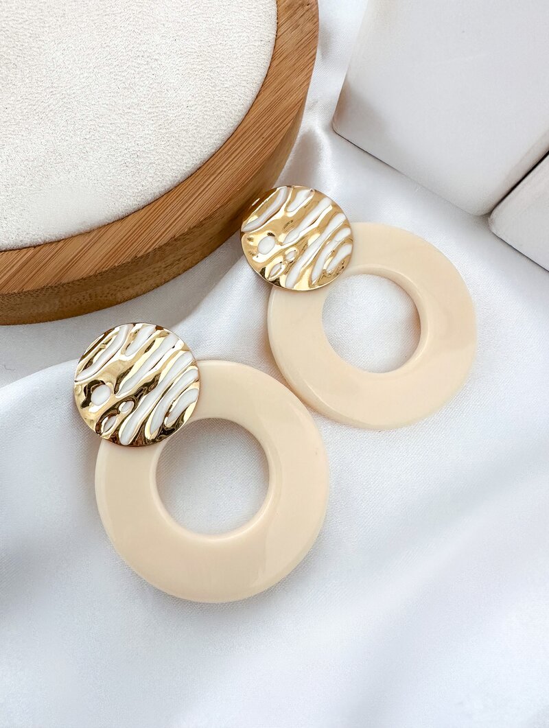 Brinco Folheado a Ouro 18k Botton Martelado com Argola Lisa