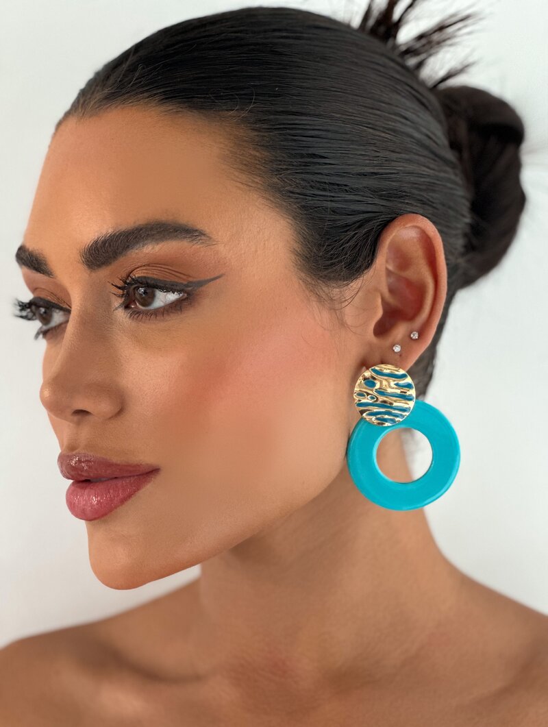 Brinco Folheado a Ouro 18k Botton Martelado com Argola Lisa