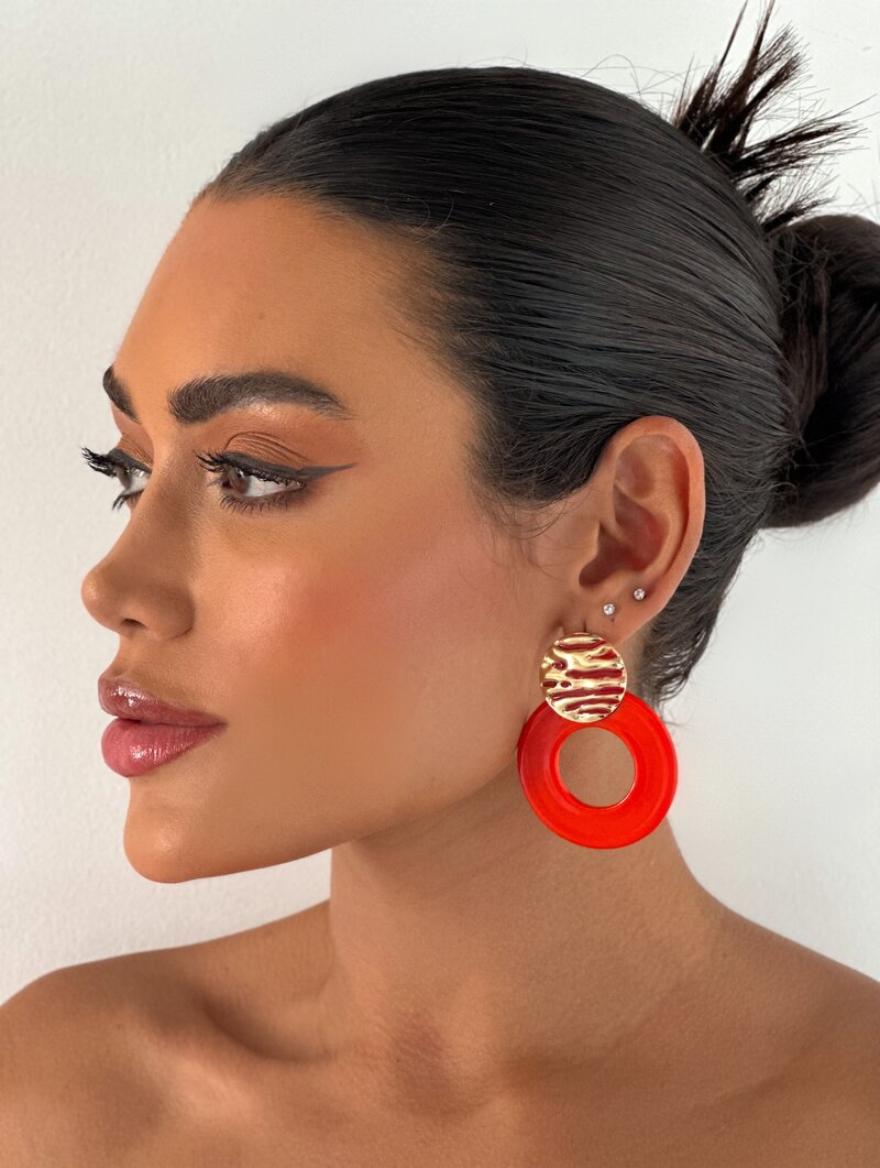 Brinco Folheado a Ouro 18k Botton Martelado com Argola Lisa