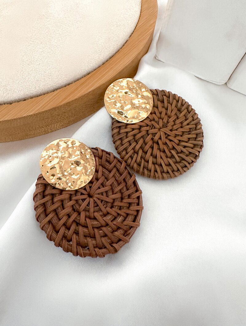 Brinco Folheado a Ouro 18k Botton Martelado com Circulo de Palha